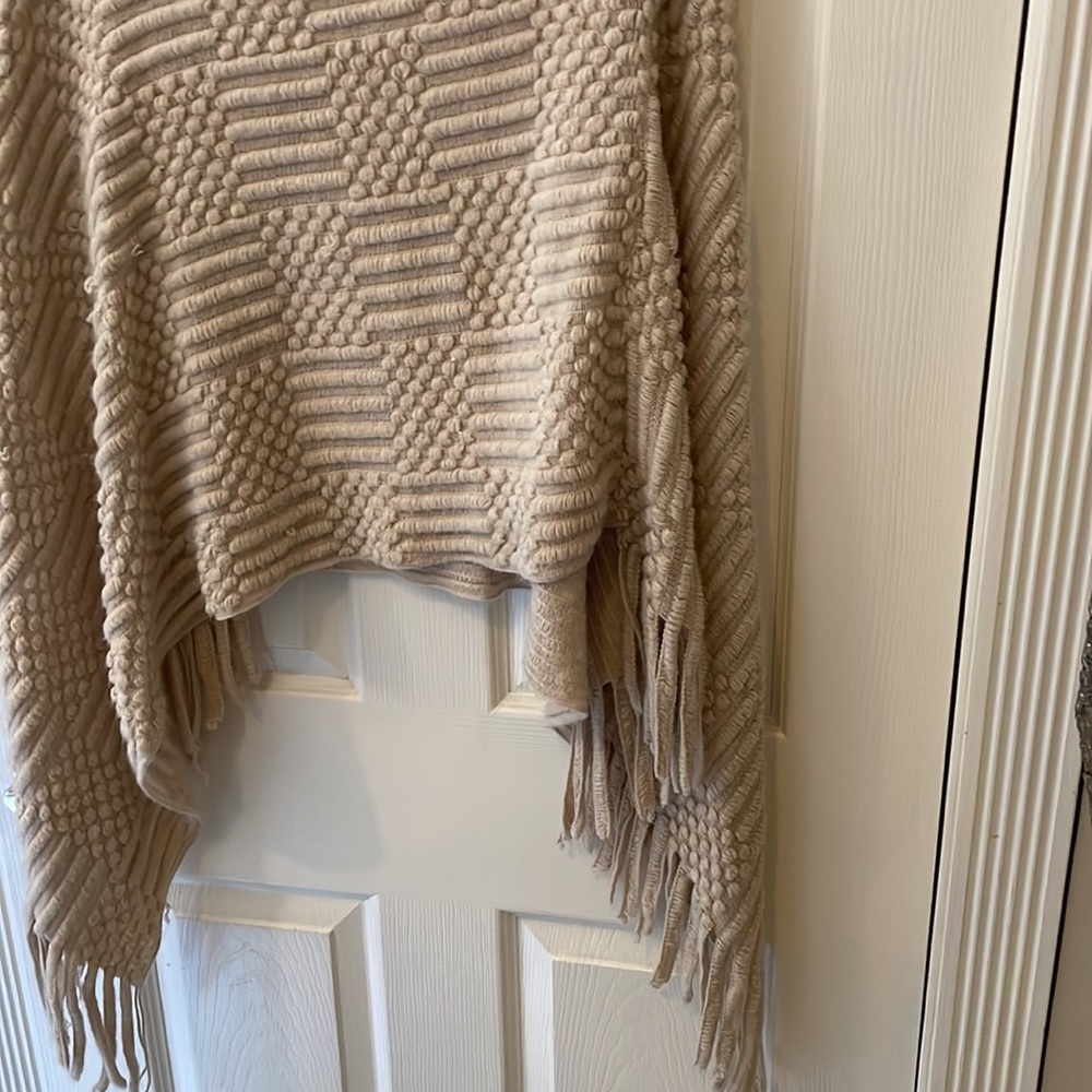 Poncho - Picture 3 of 6